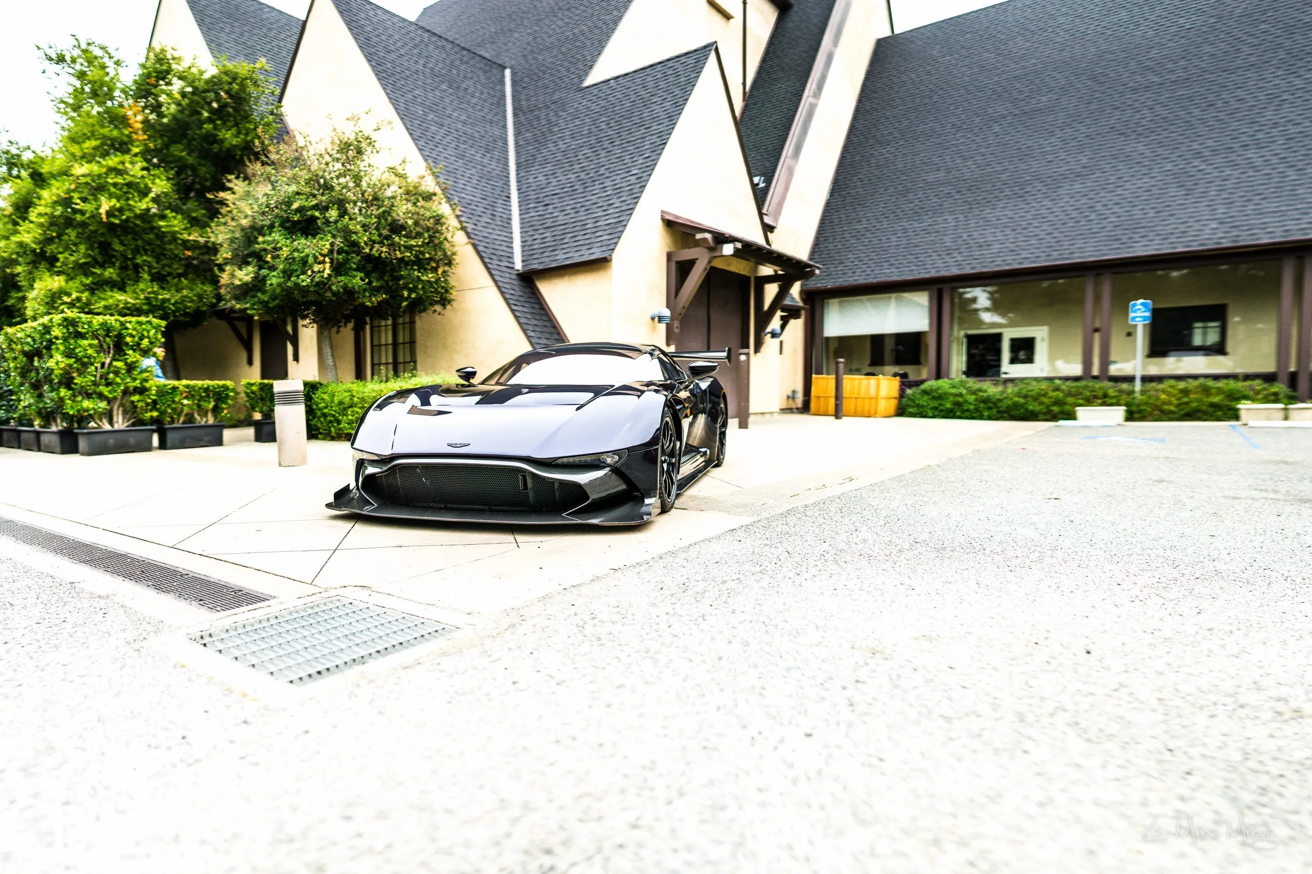 Aston Martin Vulcan front wheel and carbon-ceramic brake package